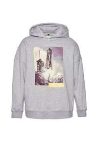 Sudadera gris hecha de una tela suave que presenta una gran impresión gráfica de un lanzamiento de cohete en la parte frontal, con acentos de texto en negrita en amarillo.