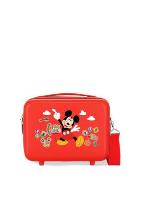 Bolsa rígida roja para niños con ilustración de Mickey Mouse, texto "TIEMPOS DIVERTIDOS" y "En MOVIMIENTO", y pegatinas temáticas de viaje, con correa desmontable.