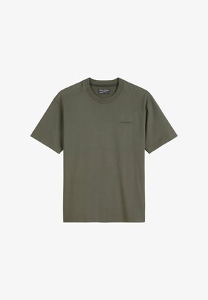 T-shirt en coton vert olive avec un col rond et des manches courtes ; comporte un petit logo imprimé sur la poitrine ; texture lisse.