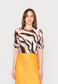 Blusa de manga curta em padrão abstrato multicolorido com tons de rosa, laranja, castanho e creme, feita de um tecido leve.