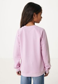 Sweatshirt mit Raglanärmeln aus weichem, hellrosa Stoff, mit gerippten Bündchen und Saum, Rundhalsausschnitt und glatter Textur.