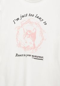 T-shirt bianca in cotone con illustrazione di un gatto rosa e testo che recita "Sono semplicemente troppo pigro per reagire alle tue sciocchezze." Design semplice.