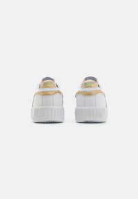 Zapatillas blancas con un talón texturizado, acentos en rosa y verde, y una suela gruesa y estriada. Material suave con un diseño limpio y moderno.