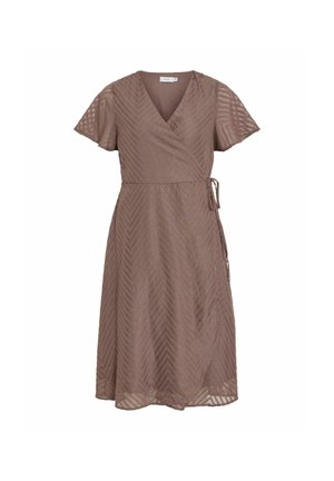 Hnědé šaty s krátkými rukávy, vzor v šipkovém stylu, výstřih do V, detaily zavazování v pase a volný A-řez.