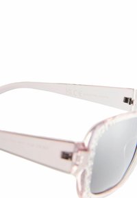 Ochelari de soare roz din plastic, cu o formă cat-eye, lentile argintii, și accente de strasuri pe margini; include detalii la balama pentru flexibilitate.