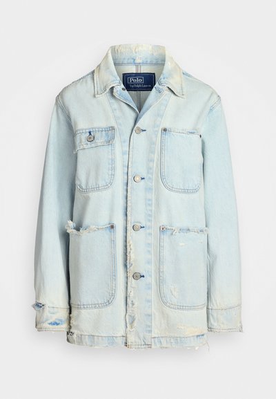 Gai zila džinsa jaka ar četriem kabatām, pogu aizdari un šuvumu maliņām. Ikdienas dizains ar klasisko apkakli un redzamām šuvēm.