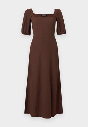 Robe midi marron texturée avec des manches bouffantes mi-longues jusqu'aux coudes et un décolleté carré.