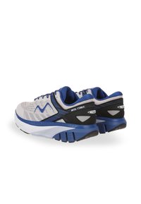 Zapatillas deportivas que combinan malla gris, acentos azules y detalles negros; suela texturizada y tacón acolchado para mayor soporte.