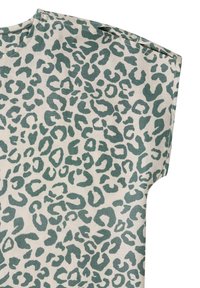 Top à manches courtes en tissu imprimé léopard vert et beige avec une couture d'épaule visible.