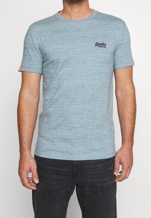 Lichtblauw T-shirt met korte mouwen, gemaakt van zachte stof, met een ronde halslijn, subtiele textuur en een klein logo op de borst.