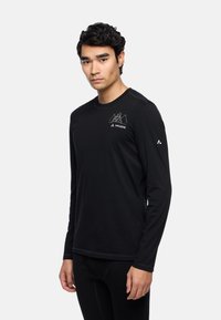 Zwart langetermijnshirt met ronde hals, gemaakt van een gladde stof. Voorzien van een wit logo en geometrisch ontwerp op de borst.