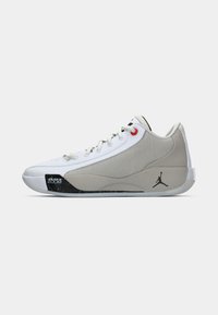 LUKA .77 OUTDOOR - Krepšinio batai - white/black/tech grey/fire red