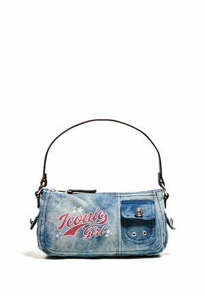 Lille blå denim håndtaske med en sort rem, med en lomme med knap og ordene "Iconic Girl" i rødt og hvidt bogstav.