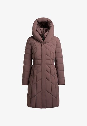 Brązowa puchowa kurtka z wysokim, oversize'owym kapturem, długimi rękawami oraz wzorem w przeszycia w kształcie diamentów, wyposażona w przedni zamek błyskawiczny i boczne kieszenie.