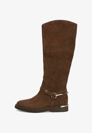 Braune Wildlederstiefel in knielanger Höhe mit runder Zehenpartie, seitlichem Riemen, silberfarbener Hardware und niedrigem Blockabsatz. Glatte Textur und schlichtes Design.