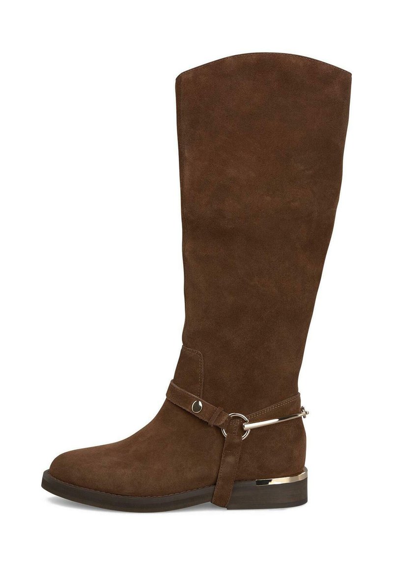 Stivale marrone in suede alto fino al ginocchio con punta rotonda, cinturino laterale, hardware in tono argento e tacco basso a blocco. Texture liscia e design semplice.