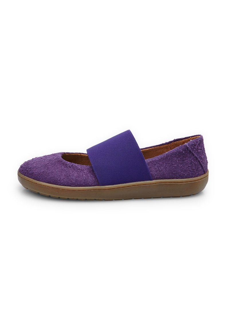 Zapato morado tipo slip-on hecho de material texturizado con una banda elástica ancha en la parte superior. Suela de goma de bajo perfil en un color contraste, marrón claro.