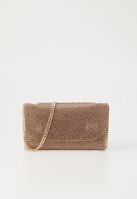 Brązowa metaliczna kopertówka z teksturowaną powierzchnią, łańcuszkowym paskiem i klapą zapinającą. Posiada błyszczące wykończenie i prostokątny kształt.