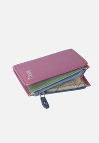Tri-fold wallet in pink leather, featuring green and blue inner pockets. Includes a zippered compartment and interior patterned lining.