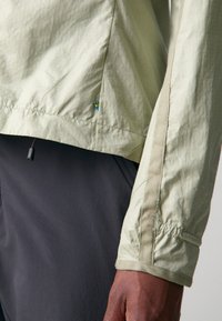 Klättermusen ANSUR HOODED JACKET - Vetrovka - swamp green/silver green