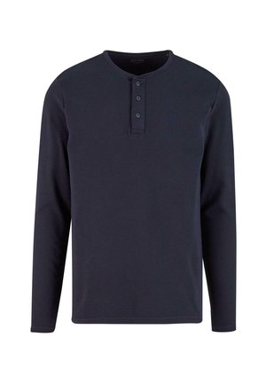 Sötétkék, hosszú ujjú henley póló ribbed textúrával, kerek nyakkivágással és három gombbal az elülső részen.