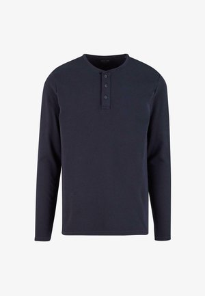 Sötétkék, hosszú ujjú henley póló ribbed textúrával, kerek nyakkivágással és három gombbal az elülső részen.