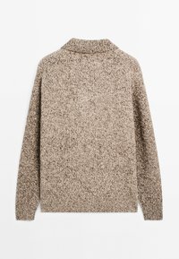 Strickpullover aus braunem, strukturiertem Material mit Kragen, langen Ärmeln und entspannter Passform. Der Stoff wirkt weich und warm.