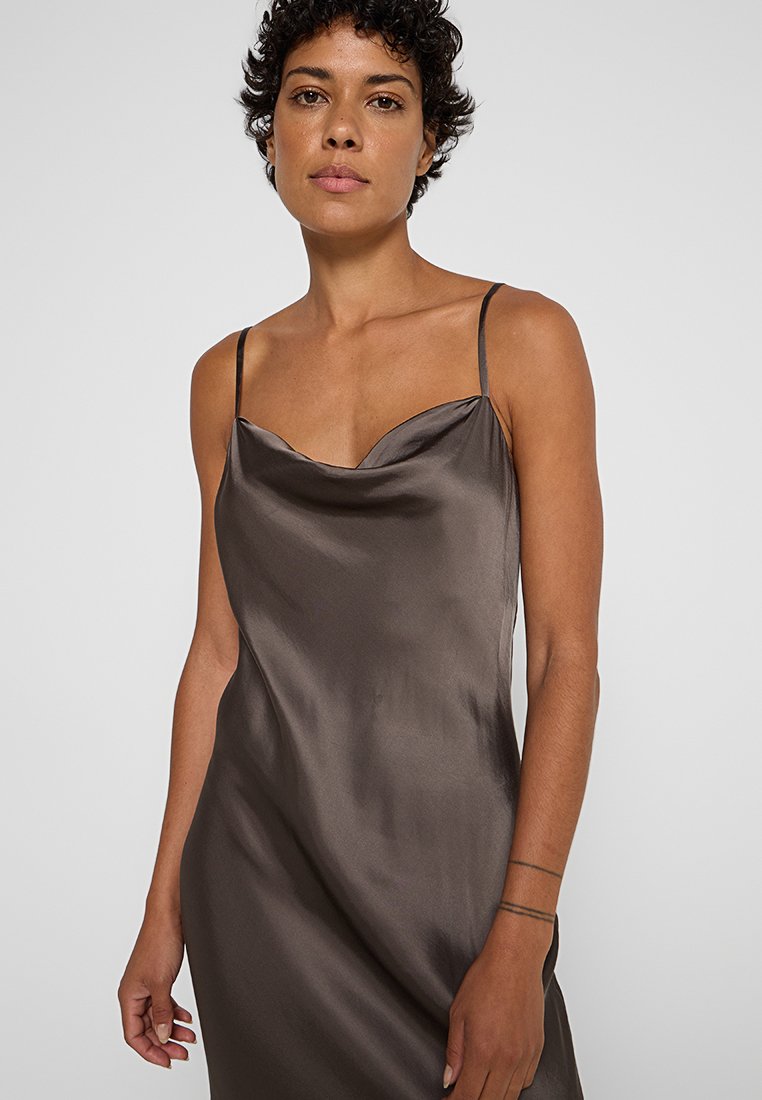 Vestido de satén marrón con tirantes finos ajustables y escote en cowl, que presenta una textura suave y brillante y un corte relajado.