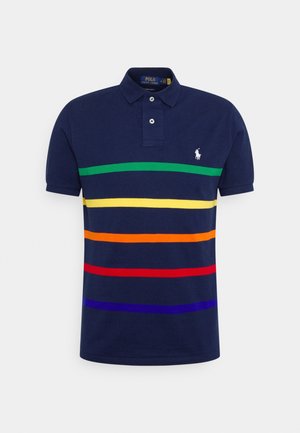 Marineblå kortærmet polo med grønne, gule, orange, røde og blå vandrette striber og hvidt broderet logo på brystet.
