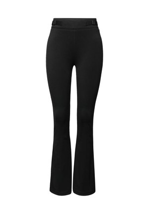 Pantalon noir en tissu doux et extensible. Coupe ajustée avec jambes évasées et deux détails en métal sur la ceinture.