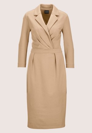 Beige Wickelkleid mit langen Ärmeln, V-Ausschnitt und plissierter Taille. Hergestellt aus glattem Stoff, mit einem Reverskragen und klaren Linien.