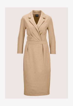 Beige Wickelkleid mit langen Ärmeln, V-Ausschnitt und plissierter Taille. Hergestellt aus glattem Stoff, mit einem Reverskragen und klaren Linien.