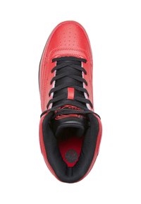 Baskets montantes avec un dessus en cuir rouge brillant, des lacets noirs et un col rembourré. Dotées de perforations pour la respirabilité et d'un détail de logo.