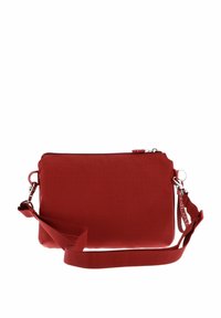 Sac bandoulière en tissu rouge avec surface texturée, fermeture éclair et sangle ajustable. Dispose de ferrures argentées et d'un design rectangulaire élégant.