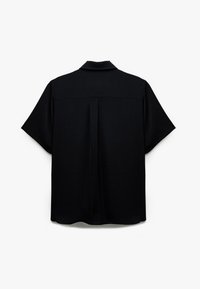 Zwart shirt met korte mouwen en kraag, voorzien van een rechte achterkant en een subtiele middenplooi. Gemaakt van een gladde, lichte stof.