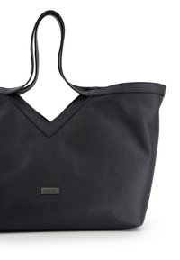 Schwarze, strukturierte Ledertasche mit doppelten Griffen und einem kleinen rechteckigen Metallschild mit dem Schriftzug "Venezia" auf der Vorderseite.