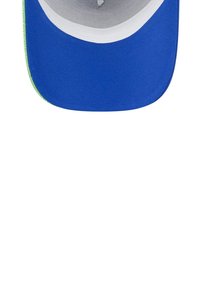 Blaues Cap mit runder Krone und grünem Akzent an der Seite, ausgestattet mit einem kontrastierenden hellgrauen Innenfutter und einer glatten Textur.