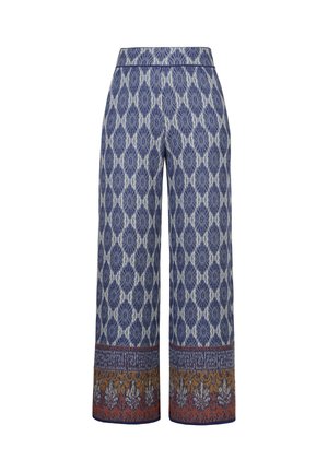 Pantalones de pierna ancha con patrón geométrico azul y blanco, con borde decorativo multicolor cerca del dobladillo.