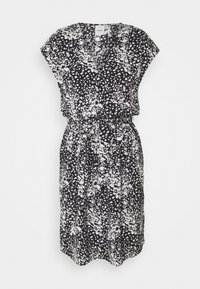 Černo-bílý vzorovaný šaty s překládaným designem, krátkými rukávy a páskem v oblasti pasu. Vyrobeno z lehkého materiálu s měkkou texturou.