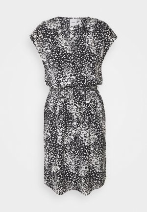 Schwarz-weißer gemusterter Kleid mit Wickeldesign, kurzen Ärmeln und tailliertem Gürtel. Hergestellt aus leichtem Stoff mit weicher Textur.