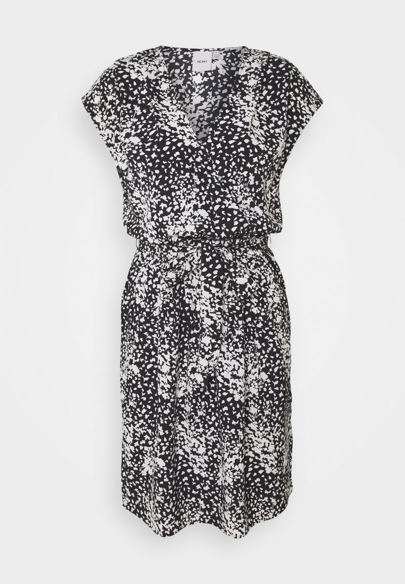 Černo-bílý vzorovaný šaty s překládaným designem, krátkými rukávy a páskem v oblasti pasu. Vyrobeno z lehkého materiálu s měkkou texturou.