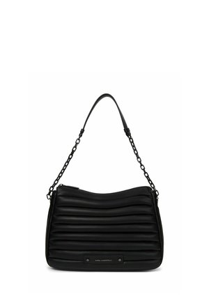 Sac à main matelassé noir avec des lignes horizontales matelassées, chaîne et bandoulière en cuir, et fermeture éclair.