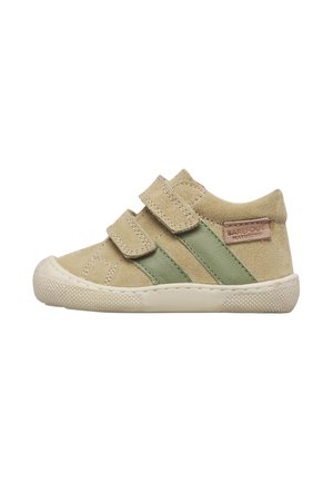 Scarpa da bambino in camoscio beige con due strisce in Velcro, strisce laterali verdi e suola in gomma, con la scritta "Barefoot Matsumo" sul tallone.