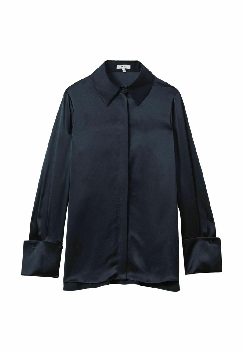 Camisa de satén azul marino oscuro con cuello extendido, mangas largas y puños con botones. Textura suave con un ligero brillo y un corte holgado.