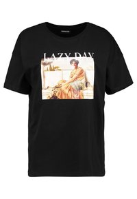 Svart t-shirt med en vintagestil av en kvinna i en persikofärgad klänning som sitter på en marmorbänk och blåser tuggummi, texten "LAZY DAY" ovanför.