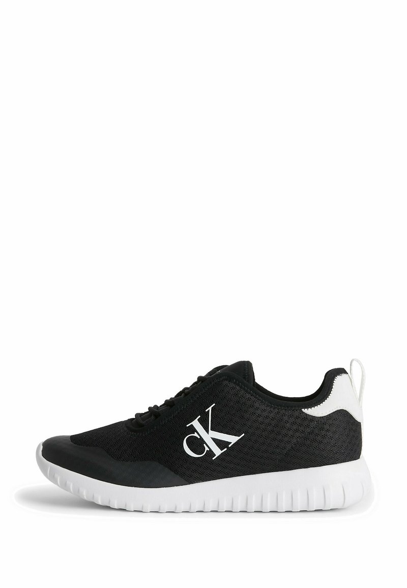 Černé pletené tenisky s bílou podrážkou, na boku s logem a kontrastním bílým poutkem na patě. Lehký a sportovní design.