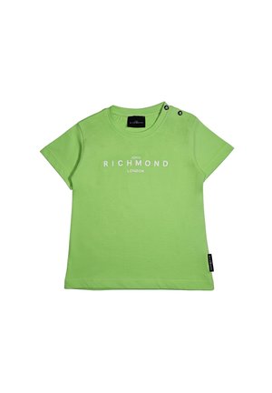 T-shirt verde chiaro a maniche corte per bambini con la scritta "John Richmond London" sul davanti e etichette del marchio nere sulla spalla e sull'orlo laterale.