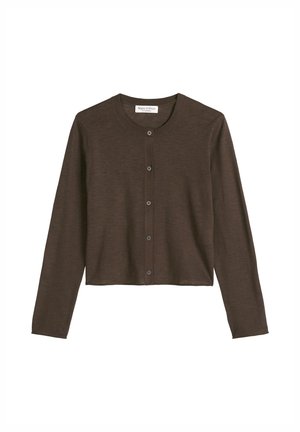 Bruine cropped cardigan met lange mouwen, ronde hals en vijf knopen aan de voorkant, plat gelegd op een witte achtergrond.