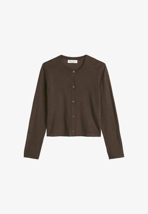 Bruine cropped cardigan met lange mouwen, ronde hals en vijf knopen aan de voorkant, plat gelegd op een witte achtergrond.