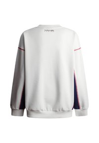 Felpa bianca con pannelli laterali blu navy, cuciture rosse e polsini a coste. Presenta un colletto a girocollo e una stampa del logo sul retro.